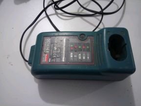 Зарядное устройство для шуруповерта Makita