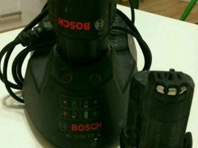 Зарядное устройство Bosch + 2 аккумулятора