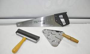 Пила (ножовка), мастерок, валик для обоев