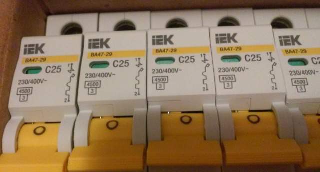 Автоматический выключатель счетчик. Выключатель счетчика. IEK c32 400v. Счетчик на 32 автомата. Автомат счетчик Леруа.